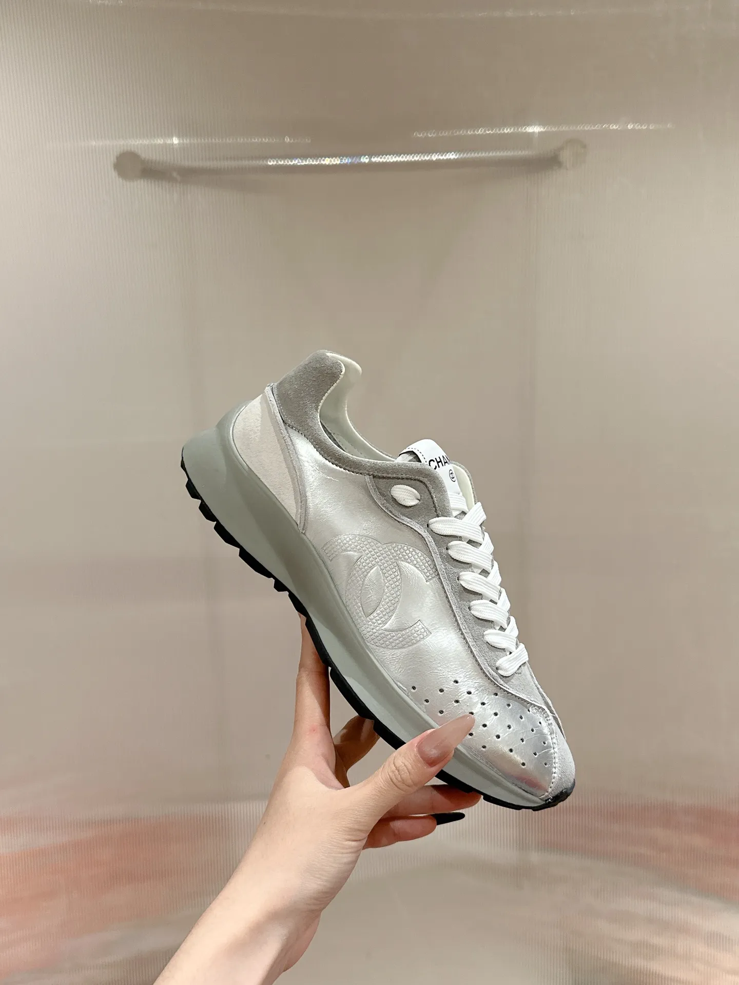 👟👟Ex-factory price 600👟👟 CHANEL Chanel classic sneakers, super internet celebrity series! There are so many Internet celebrities on their feet, and the counter is super popular〰️〰️ The world of Chanel has always been a dream for girls, the simple partition design is a super interpretation of multiple texture effects, the most eye-catching LOGO double C is also my favorite, no matter how you match it on your feet, the effect is completely amazing✔✔✔I must recommend you to buy this one⚡️⚡️Bangladesh environmentally friendly leather upper, original private model TPU outsole The color details are all compared 🆚 at the counter! Perfect presentation with zero color difference ❥ ❥ Every detail is beyond the genuine level! There is no pressure in and out of the counter☑️Number of yards: 35-40
